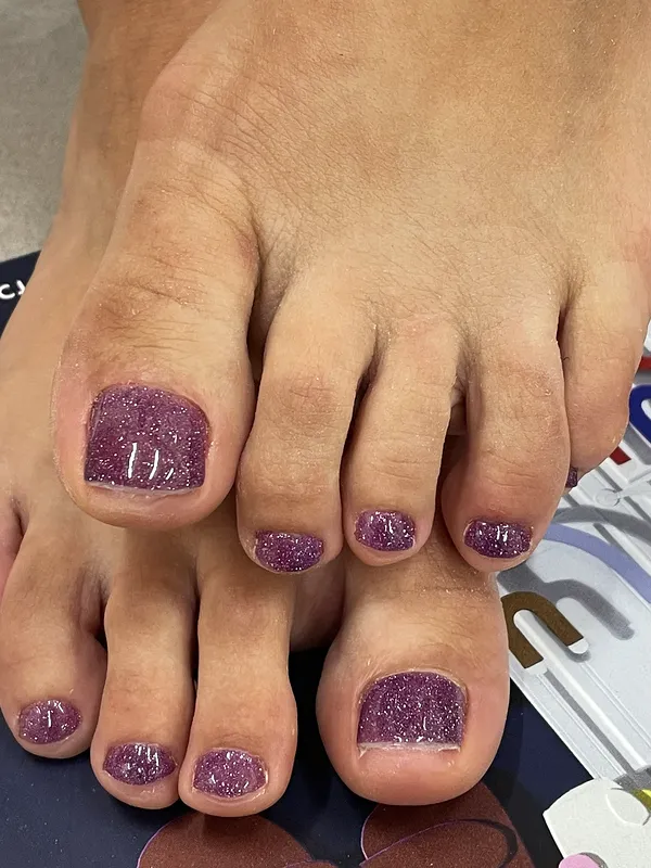 Pedicure w fioletowym brokacie