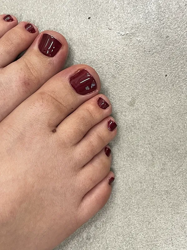 Pedicure w kolorze burgunda